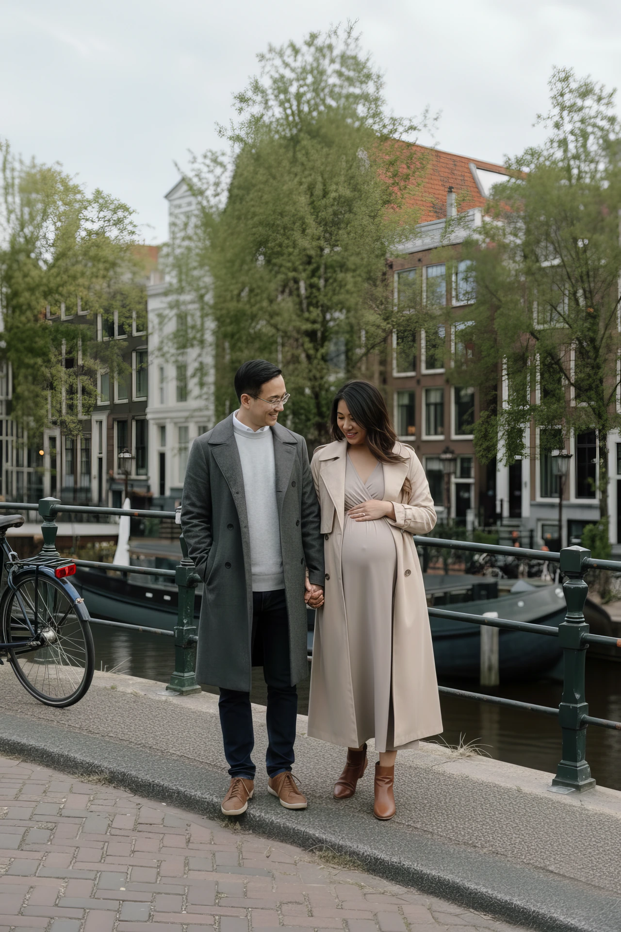 Fotoshoot van een zwangere vrouw bij de grachten van Amsterdam