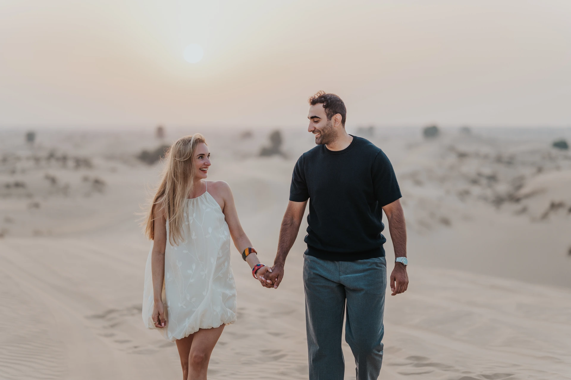 Koppelfotoshoot in de woestijnduinen van Al Qudra