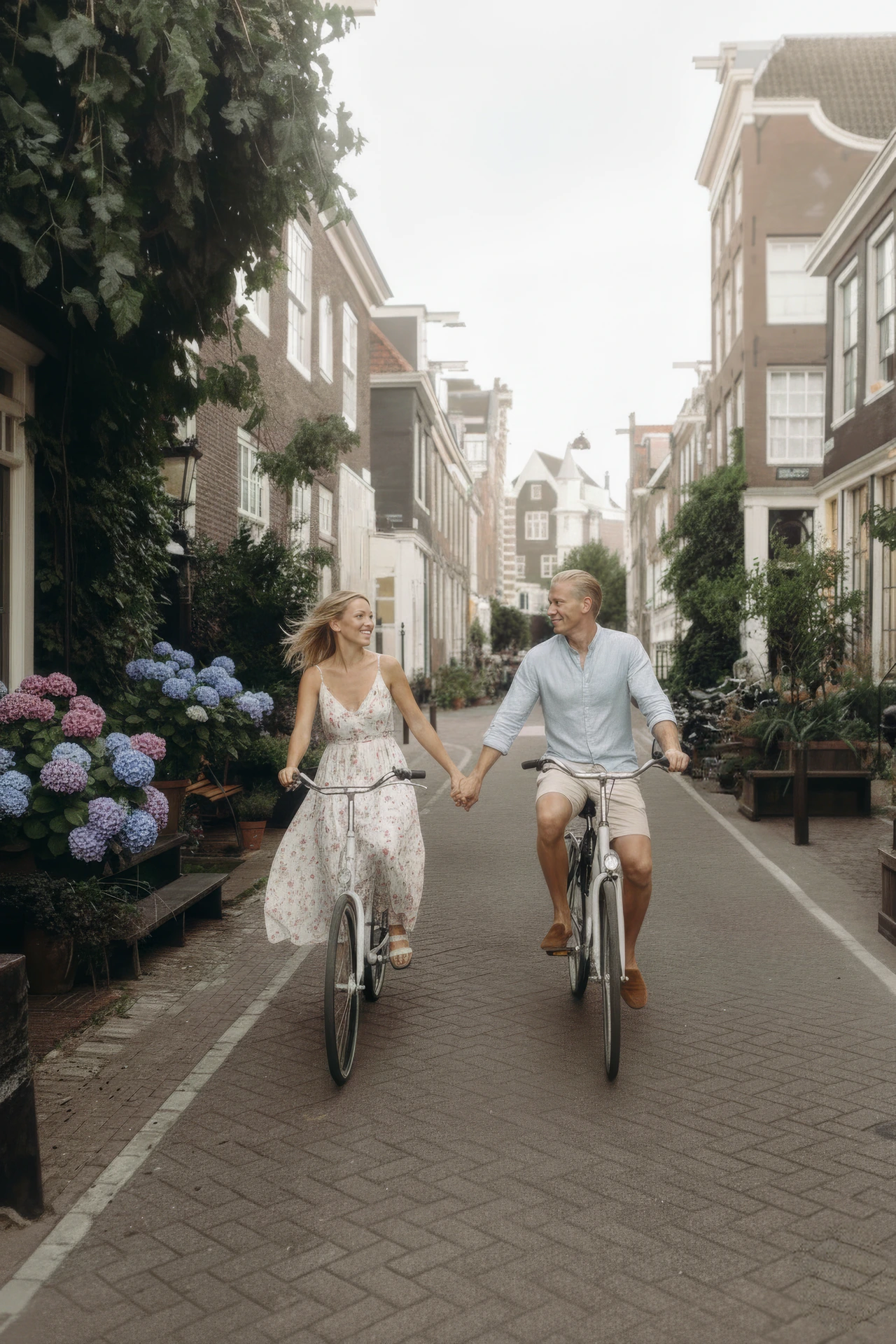 Fotograaf in Amsterdam die twee fietsende mensen vastlegt