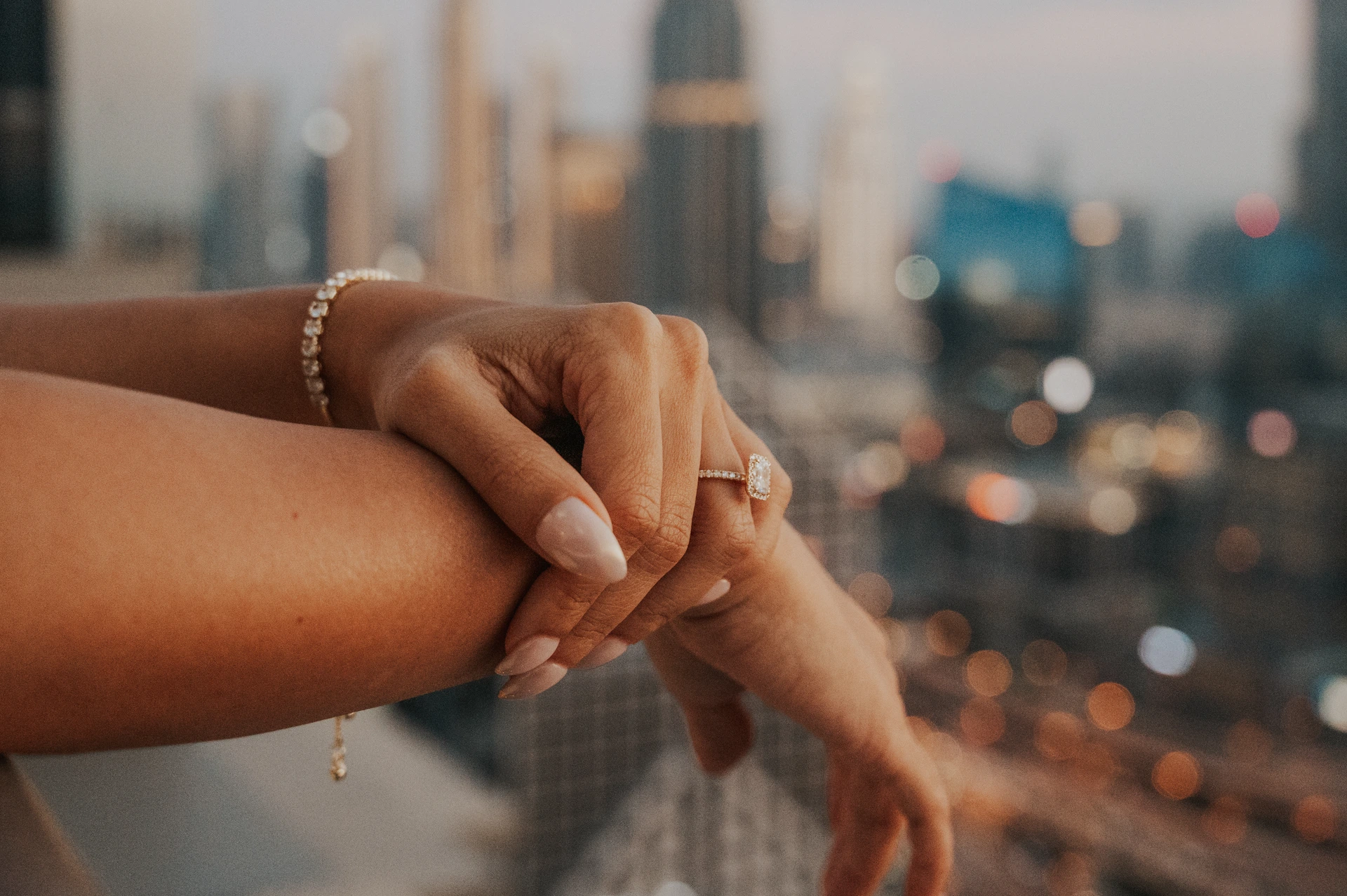 Le luci di Dubai iniziano a brillare durante un servizio fotografico al tramonto.