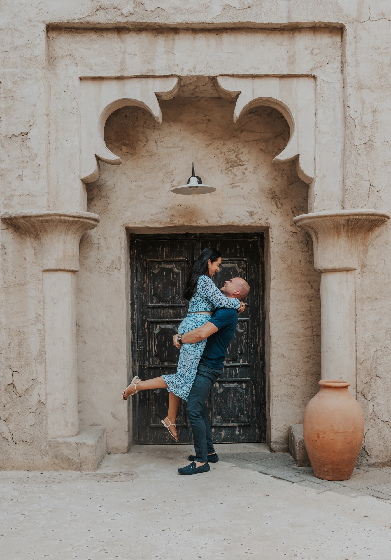 Sesión de fotos en Dubái de una pareja en el antiguo Dubái, Al Seef