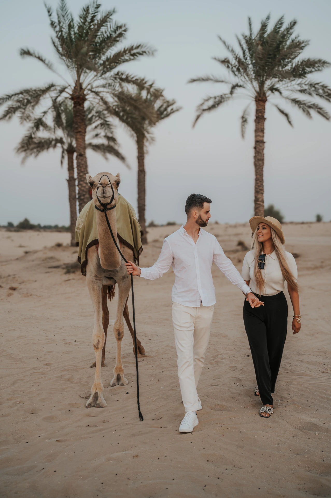 Una pareja mirándose mientras son fotografiados durante una sesión de fotos en Dubái cerca del Burj Al Arab en Shimmers