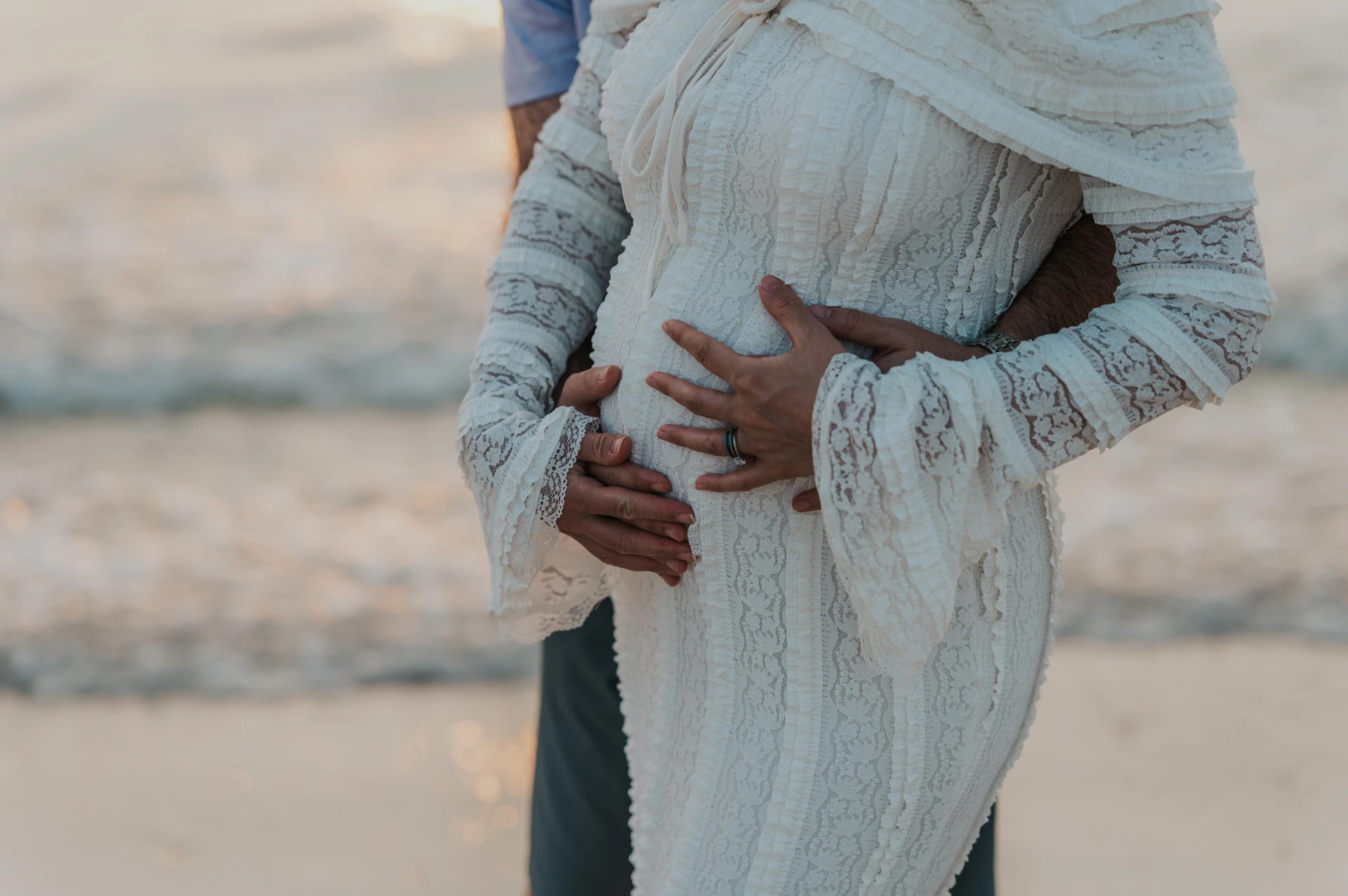 Sesión de fotos de maternidad en la playa de Dubái
